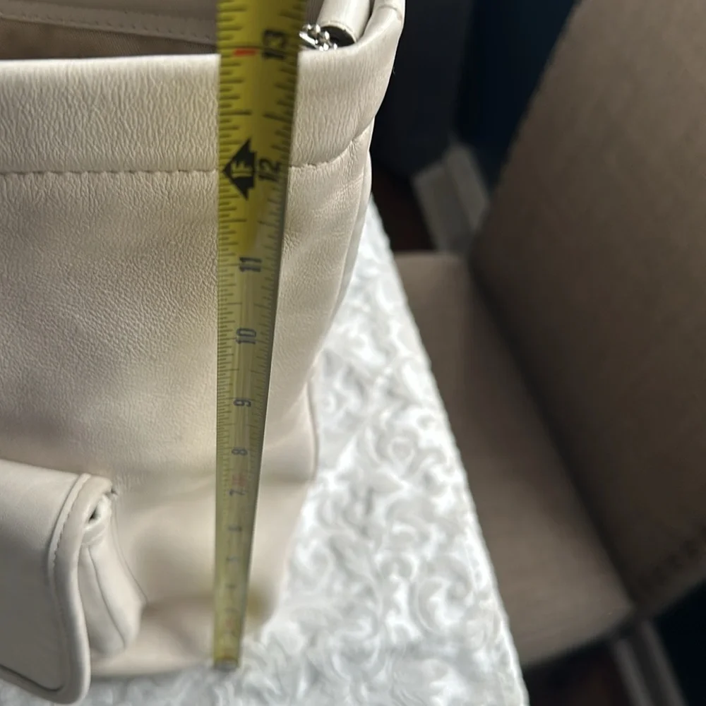 Nice Coach leather bag in cream. Good size with plenty  room - Picture 10 of 14